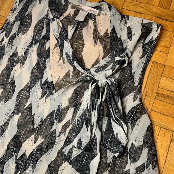 FOREVER 21 CONTEMPORARY LIGHT WORK BLOUSE FRONT KNOT - Picture 2 of 7